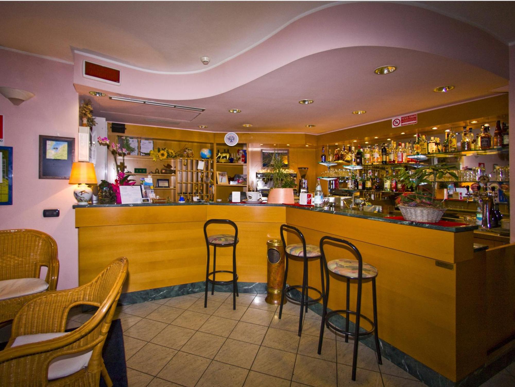 Hotel Il Canneto Порто Черезио Екстериор снимка
