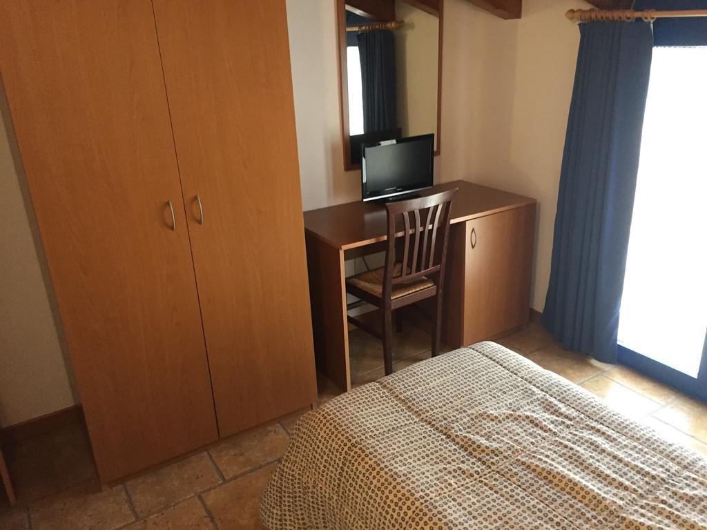 Hotel Il Canneto Порто Черезио Екстериор снимка